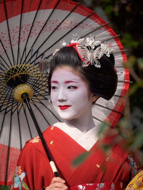 What Is A Geisha Mariannatinbowers