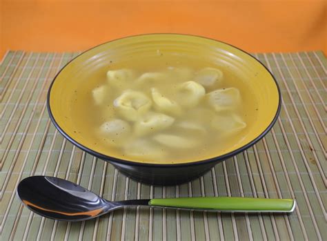Brodo per tortellini vegetale in alternativa ai brodi di carne, potrete proporre un buon brodo vegetale per i vostri tortellini. Tortellini in brodo - La ricetta di Gnam Gnam