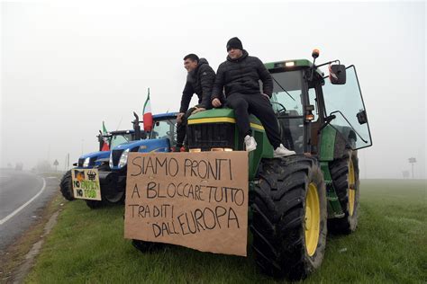 La Protesta Dei Trattori In Lombardia Gli Agricoltori Pronti A Bloccare Leuropa