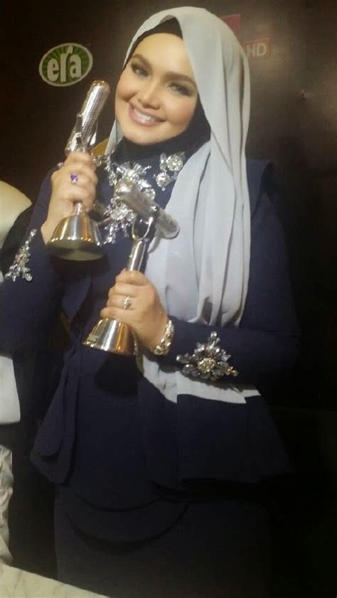 Diva pop indonesia dato' sri rossa menorehkan sejarah baru dalam industri musik indonesia dengan memenangkan. Antara Senarai penuh pemenang Anugerah Industri Muzik (AIM ...