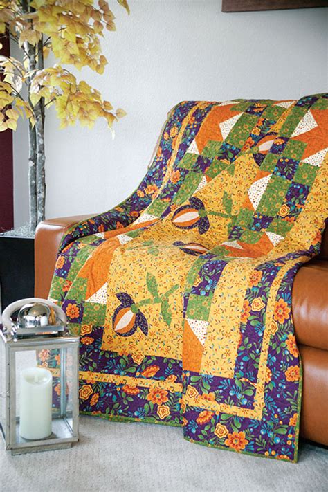 This is a free pattern for a full quilt layout from sandy klop, she is so creative! Pomegranates Quilt Pattern Download | Quilting Daily