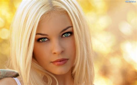 Kobieta Blondynka Niebieskie Oczy Bangs With Medium Hair Medium