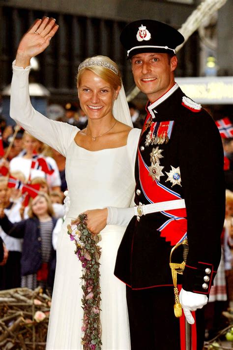 Maybe you would like to learn more about one of these? Mette-Marit zeigt sich trotz Krankheit glücklich mit ...