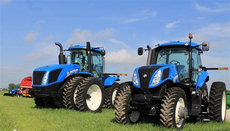 Kleurplaat trekker met ploeg kleurplaat trekker met ploeg. New Holland Tractor Dealers | Apple Farm Service