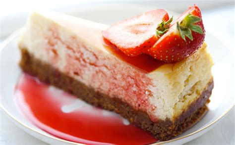 Une idée de dessert pour changer de la traditionnelle bûche de noël ! Wecook - Cheesecake anglais et glaçage rouge