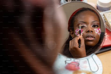 une jeune fille se regarde dans le miroir photo influenceur photo sur unsplash