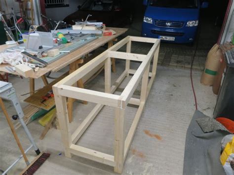 Die hölzer für deinen selbst gebauten esstisch hast du, jetzt müssen sie nur bearbeitet werden. Stabile Werkbank - Teil 1 Unterbau - Holz und Leim