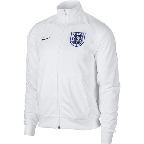 Soutiens les trois lions avec notre sélection de maillots, shorts, pantalons de foot officiels de l'équipe anglaise. Veste survêtement Angleterre blanc 2018 sur Foot.fr