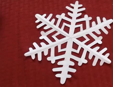 The Idiot Proof Guide To DIY-ing Paper Snowflakes | Paper snowflakes diy, Snowflakes diy kids ...