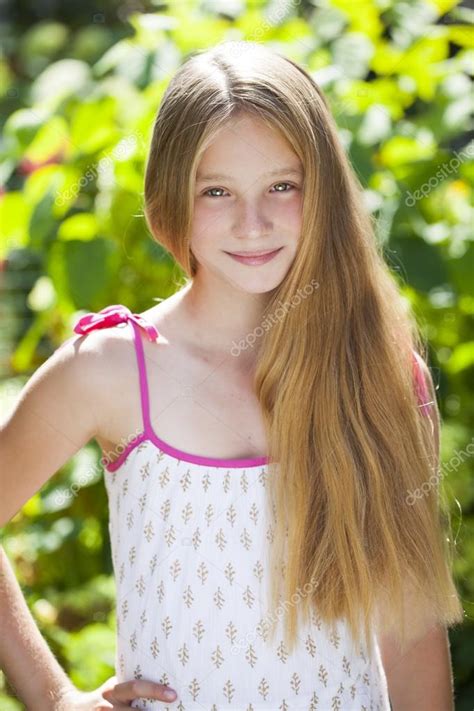 Retrato de una hermosa jovencita rubia fotografía de stock arkusha Depositphotos