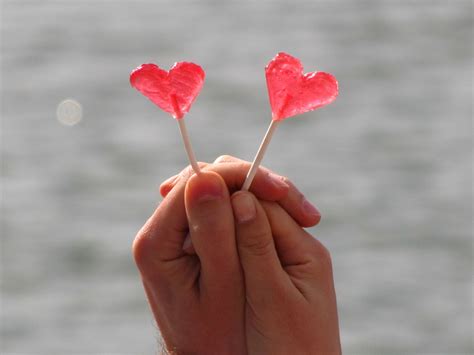 Gambar Tangan Menanam Daun Bunga Cinta Jantung Jari Merah