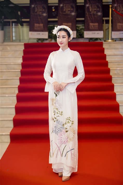 Áo dài không chỉ dành cho những người giàu có như xa xưa mà trở nên gần gũi với hầu hết mọi phụ nữ. Hoa hậu Đỗ Mỹ Linh đẹp tinh khôi với tà áo dài truyền thống