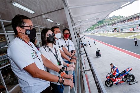 Wamenparekraf Angela Tampil Modis Dengan Produk Lokal Saat Nonton MotoGP Mandalika
