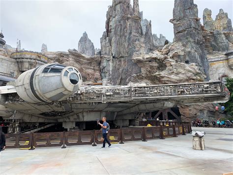 Disneylands Star Wars Galaxys Edge Opens To Public And Hits Max