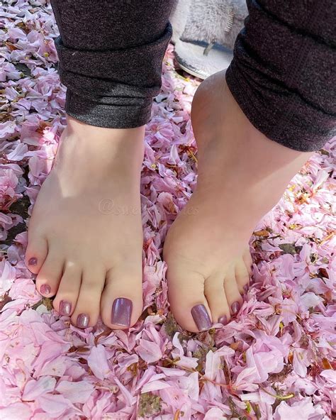 American Woman Earns 6000 Per Month By Selling Pictures Of Her Feet
