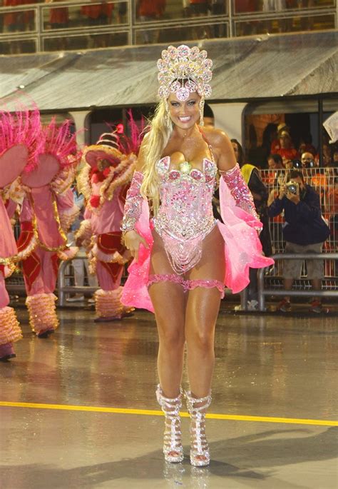 Ego Ellen Rocche Quase Mostra Demais Em Dispers O De Desfile Not Cias De Carnaval