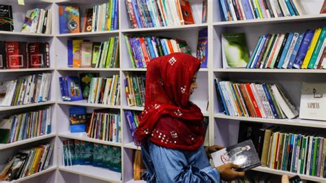 afganistán un grupo de mujeres abre una biblioteca para combatir el aislamiento talibán infobae