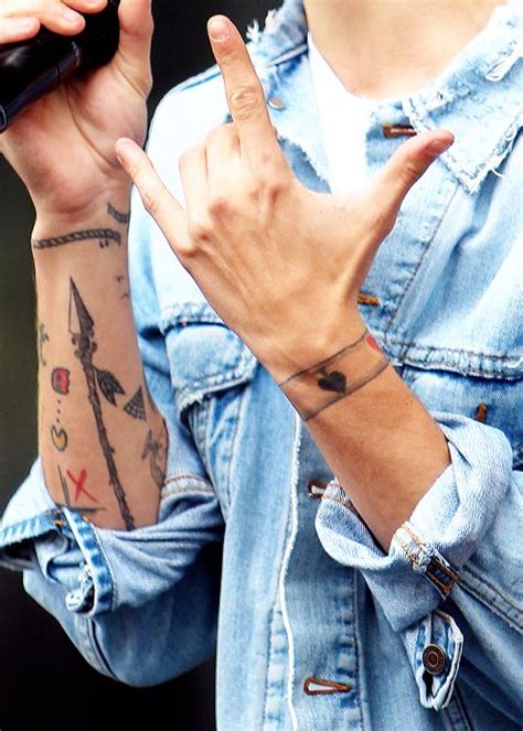 Louis tomlinson' has big collection of tattoos. happy days | Louis tomlinson, Cantores