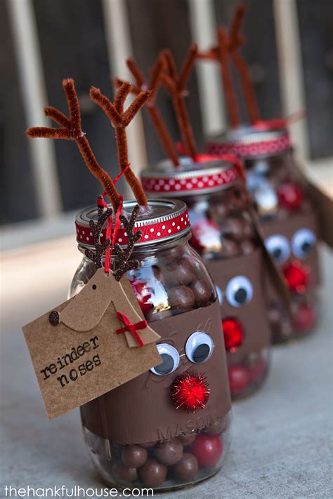 Yes a guide {or cheat sheet if you will} to creating the perfect gift in a jar. Christmas Mason Jar Gifts