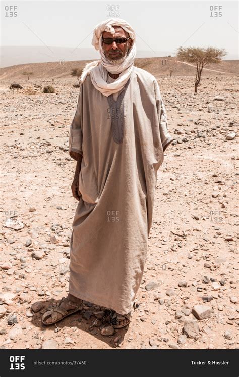 Arab Man In Traditional Clothing Standing In The Desert Stock Photo