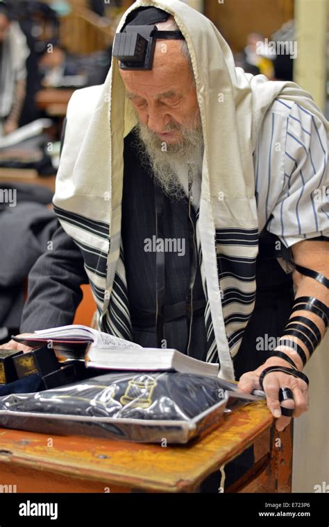 Religiösen Jüdischen Mann Beten Tragen Tefillin Gebetsriemen Und Einen