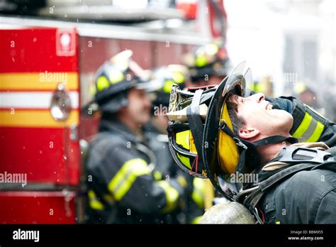 Fireman Working New York Hi Res Stock Photography And Images Alamy
