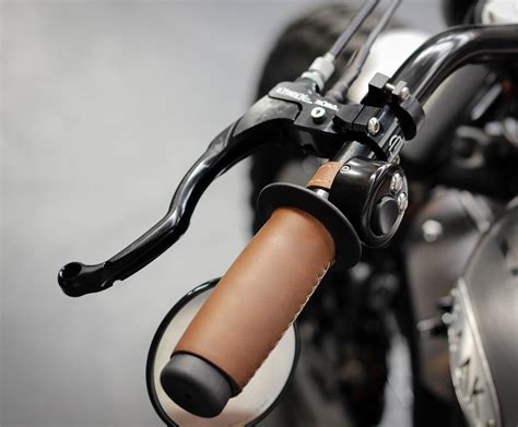 Wrapped with a high quality leather, it gives a touch of chic to your motorcycle while keeping a good takeover. Leather handlebar grips - GP Racing