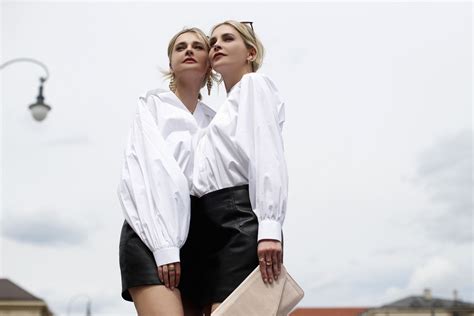 Sexy Zwillinge Nina Julia Meise posiert für eine neue Kollektion 81