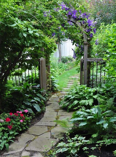 40 Brilliant Ideas For Stone Pathways In Your Garden Flagstone Walkway