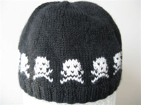 In most cultures, skulls and crossbones are associated with death and shortness of life that precedes death. Skull Knitting Patterns « Design Patterns