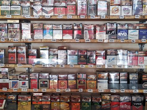 Rokok Berbagai Macam Jenis Rokok Di Rak Etalase Pajang Tok Flickr