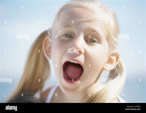 Mädchen Mit Weit Offenem Mund Stockfoto Bild 6192759 Alamy