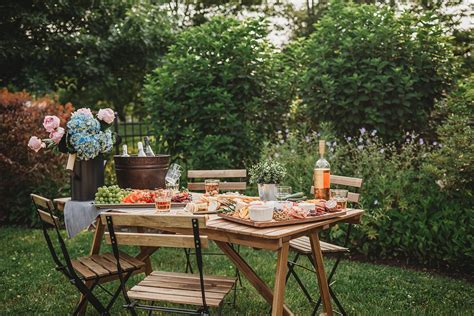 For me, the trickiest part of entertaining is always the timing. A Make-Ahead Menu for Summer Entertaining (from apps to dessert!) | Summer recipes, Dinner menu ...