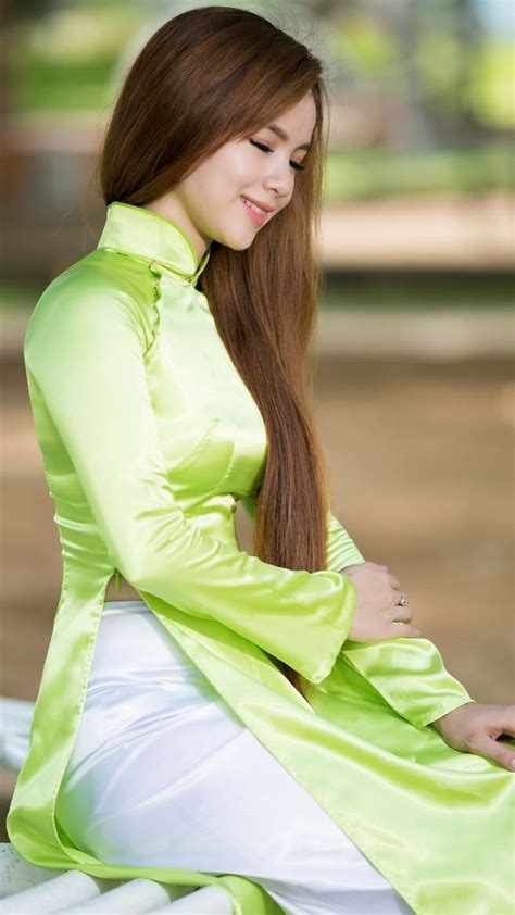 Green Satin Silk Ao Dai And White Satin Silk Trousers Áo Dài Dễ Thương Người Mẫu