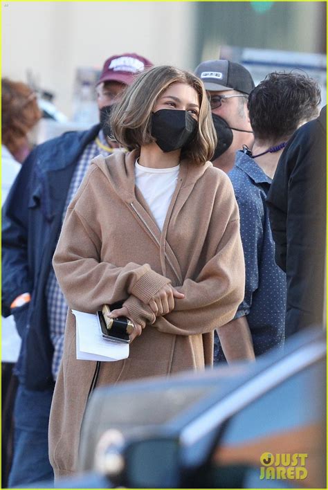 Zendaya Stays Safe In Face Mask On Challengers Set Photo 1348061