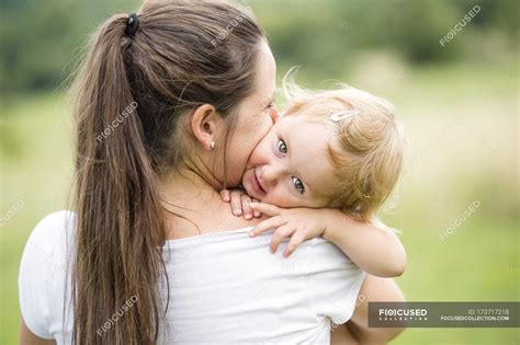 Madre Besándose En Abrazar A Su Pequeña Hija — Niño Chica Stock