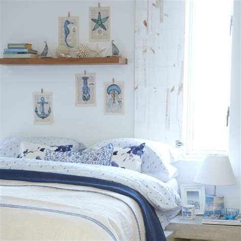 Natural woven rugs contribute to the overall look and fit in the theme nicely. 50 Gorgeous Beach Bedroom Decor Ideas