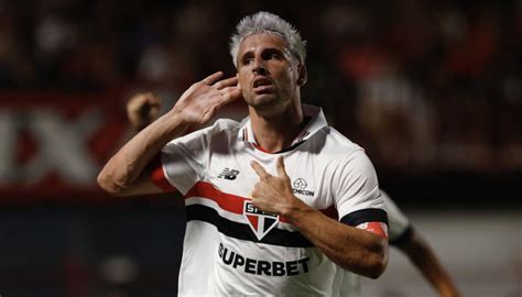 Calleri se aproxima de artilheiros do São Paulo na Libertadores