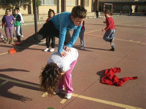 Chile conocido como emboque, es considerado un juego tradicional en el país.es un objeto de artesanía en madera, usualmente con un agujero en el mazo de entre 4 a 5 centímetros.se juega de manera individual o con más personas, en cuyo caso gana quien hace más número de emboques ininterrumpidamente. Pídola【VIDEO】 | Juegos Tradicionales