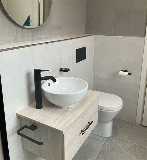 Modern Ensuite - Macs Bathrooms & Tiles