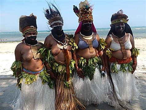 Traditional Dancers From Enga Province The Highlands