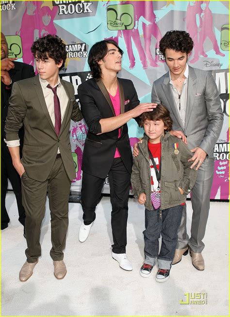 Porque somos el rock somos el rock somos el rock, venhaca! The Jonas Brothers Premiere "Camp Rock": Photo 1196961 ...