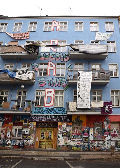 Mit einer kettensäge müssen polizeibeamte den weg für einen brandschutzprüfer in dem von linksextremen. Rigaer Straße 94, die Flamme der Utopie. ⋆ Besetzen sowieso!