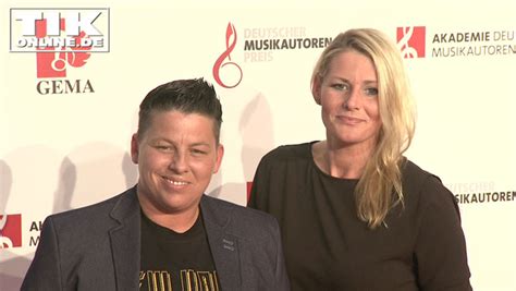 So lernte sie ihre ehefrau karolina kennen. Kerstin Ott zeigt erstmals „ihre Frau" | TIKonline.de