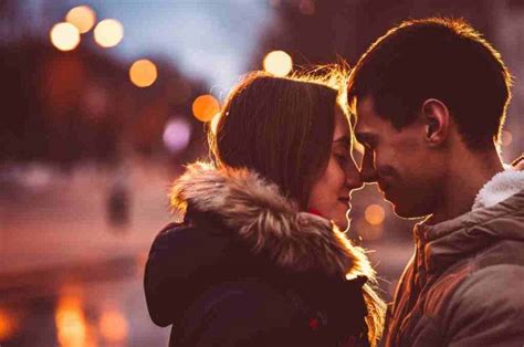 Cara Ciuman Bibir Romantis Dan Menggairahkan Doktersehat