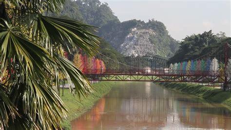 It is situated in the southern part of perak and is 20 km north of tanjung malim. Stock video of river in ipoh, malaysia | 3426074 ...