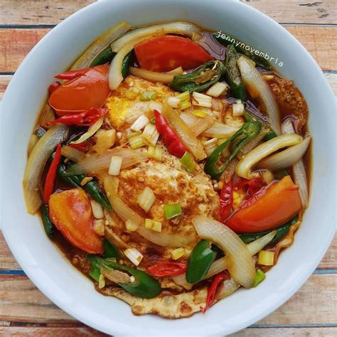 Telur dengan kuah gulai dan taburan kemangi siap menggoda panca indra kita. Resep olahan telur sederhana Instagram di 2020 | Resep ...