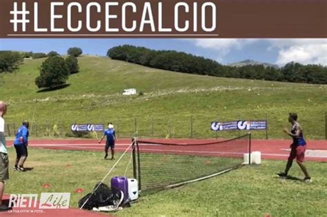 Un'inviata raggiunge il genitore, per rivolgergli domande e chiedergli impressioni in occasione di una competizione che coinvolgeva la nazionale di calcio. Calcio-tennis a Terminillo, il Lecce contro... Andrew Howe ...