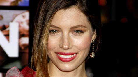 The Real Reason Jessica Biel Eats In The Shower