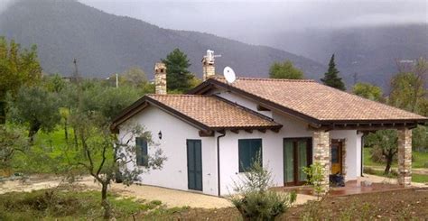 Eliminando l'ingresso e la netta separazione tra soggiorno e cucina, con una quinta laguna stabilisce nuovi parametri nell'architettura delle case ad un piano, coniugando un comfort abitativo di altissimo livello con uno stile molto. Casa Ad Un Piano Con Portico - Landhausstil